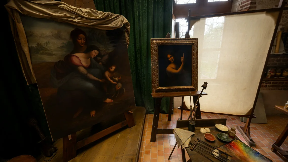 Dva obrazy postavené v ateliéru u zdi, připravené k průzkumu před restaurátorským zásahem